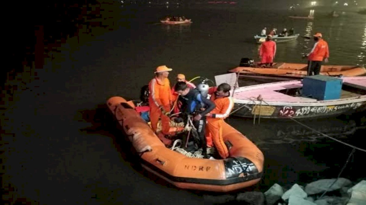 सेल्फी लेने के चक्कर में गंगा में पलट गई नाव, दो लोग लापता सेल्फी लेने के चक्कर में गंगा में पलट गई नाव, दो लोग लापता