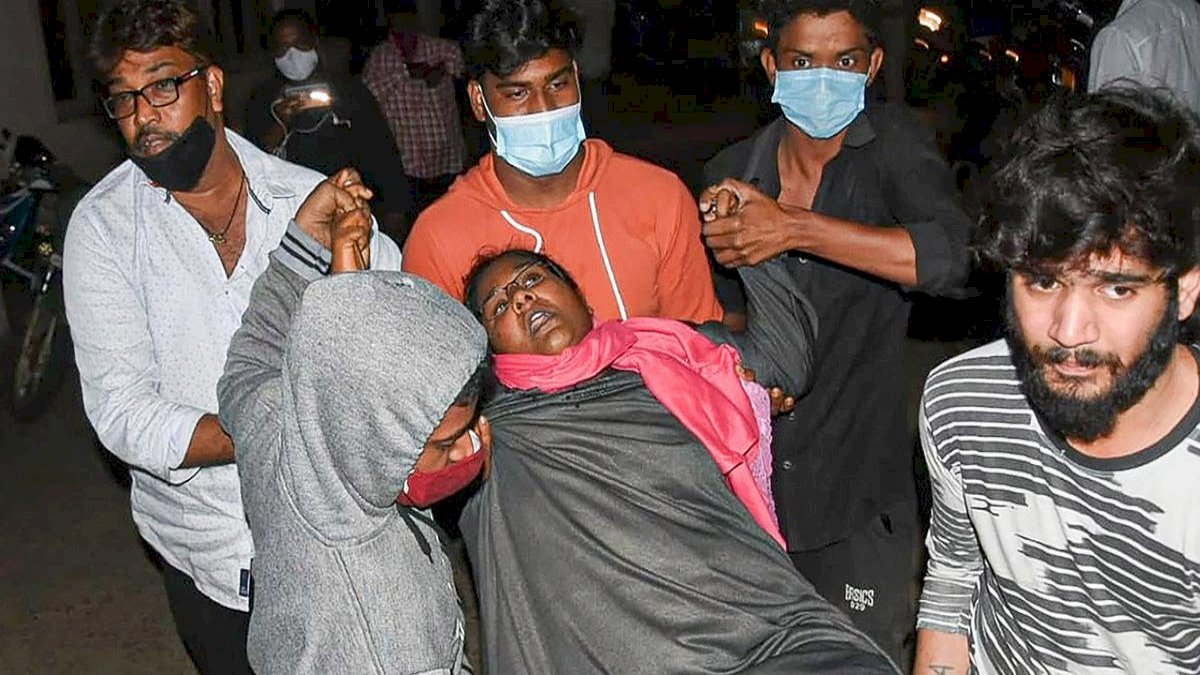 आंध्र प्रदेश में फैली एक नई बीमारी, 350 लोग बीमार, एक की मौत आंध्र प्रदेश में फैली एक नई बीमारी, 350 लोग बीमार, एक की मौत