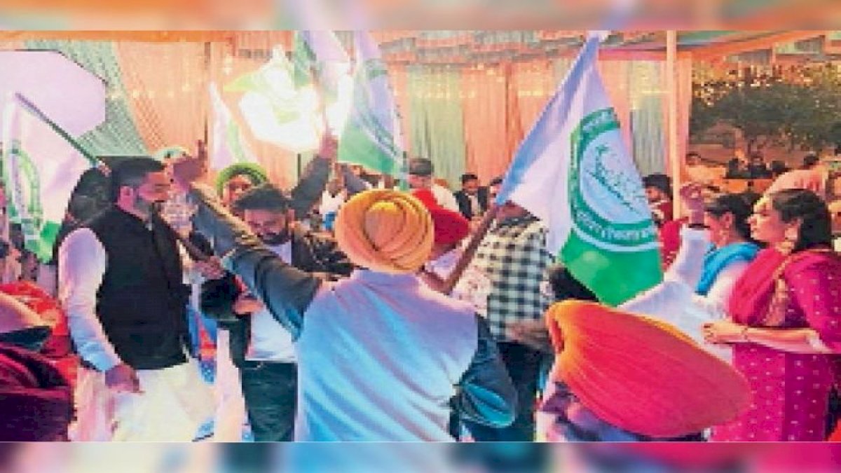 किसान संगठन के झंडों और गानों वाली बारात, शादी में लगे आंदोलन के नारे किसान संगठन के झंडों और गानों वाली बारात, शादी में लगे आंदोलन के नारे
