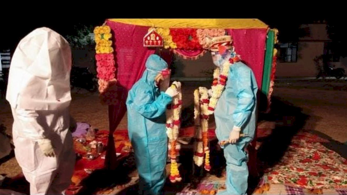कोरोना संक्रमित दुल्हन ने PPE किट पहनकर की शादी, विदा होकर गई कोविड सेंटर कोरोना संक्रमित दुल्हन ने PPE किट पहनकर की शादी, विदा होकर गई कोविड सेंटर