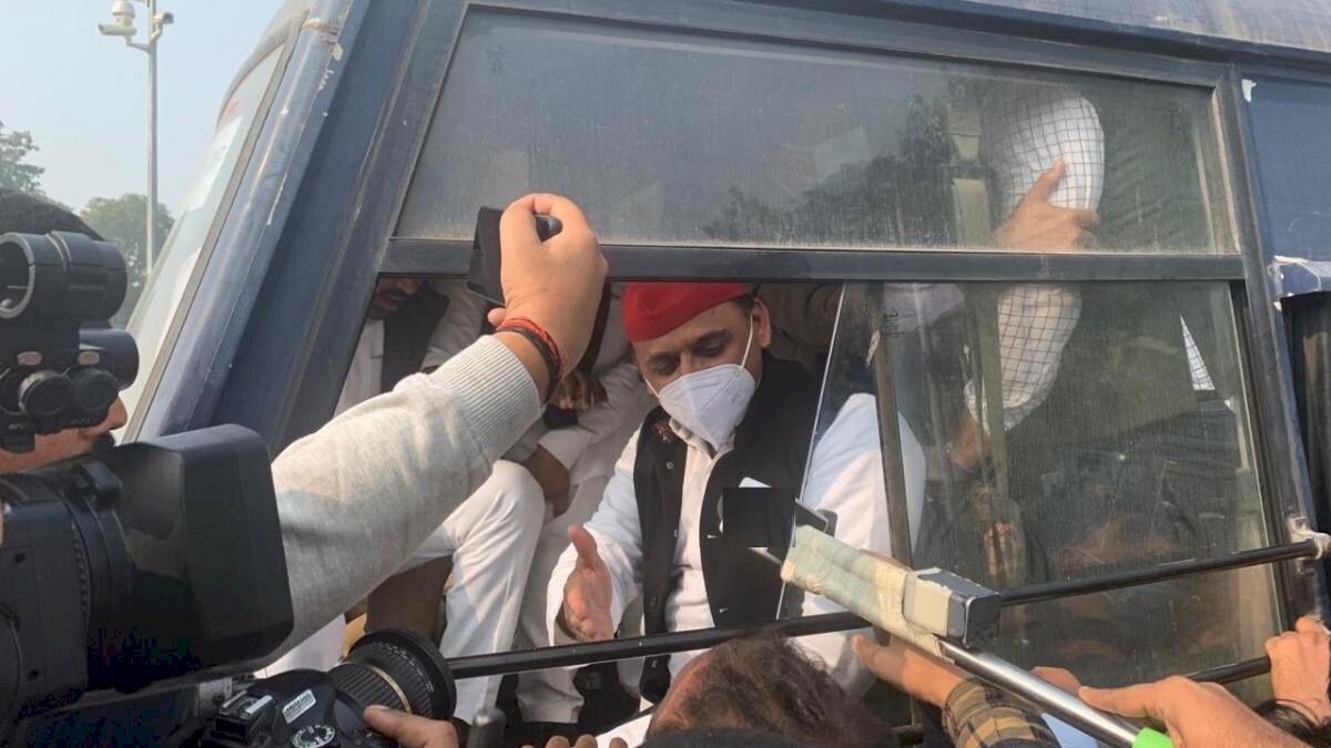 अखिलेश यादव कन्नौज जाते समय हिरासत में लिए गए, योगी सरकार ने रोकी किसान यात्रा अखिलेश यादव कन्नौज जाते समय हिरासत में लिए गए, योगी सरकार ने रोकी किसान यात्रा