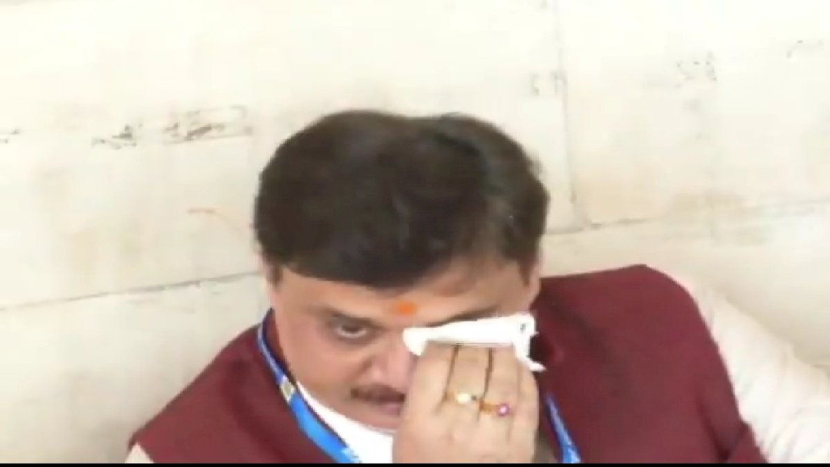 Indore: कलेक्टर ने भरी मीटिंग में CMHO को डांटा, मीटिंग से रोते हुए बाहर निकले Indore: कलेक्टर ने भरी मीटिंग में CMHO को डांटा, मीटिंग से रोते हुए बाहर निकले