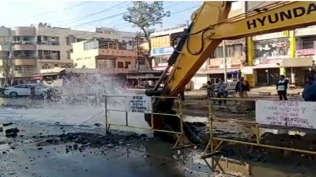 भोपाल में कोलार पाइपलाइन फिर फूटी, सड़क पर बहाल लाखों गैलन पानी भोपाल में कोलार पाइपलाइन फिर फूटी, सड़क पर बहाल लाखों गैलन पानी