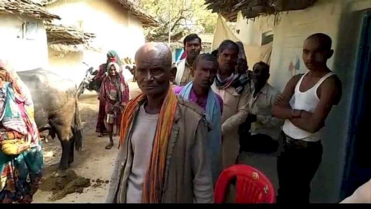 छतरपुर में दलित युवक ने छू दिया खाना तो दबंगों ने पीट-पीटकर मार डाला छतरपुर में दलित युवक ने छू दिया खाना तो दबंगों ने पीट-पीटकर मार डाला