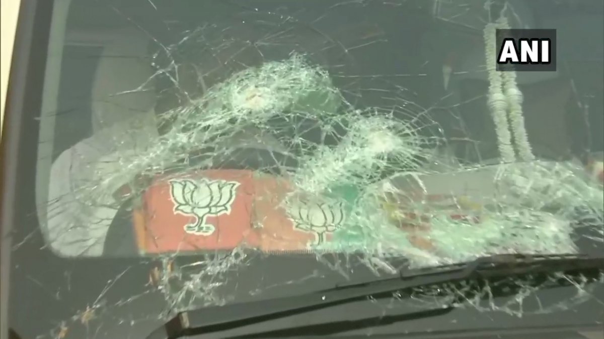 पश्चिम बंगाल में जेपी नड्डा के काफिले पर पथराव, विजयवर्गीय की गाड़ी को भी नुक़सान पश्चिम बंगाल में जेपी नड्डा के काफिले पर पथराव, विजयवर्गीय की गाड़ी को भी नुक़सान