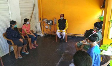 CM shivraj singh chouhan met girls in hostels  