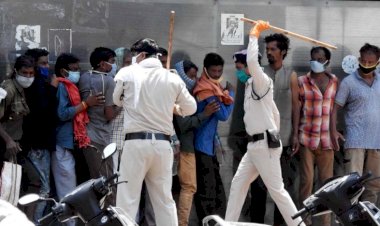 खाना पाने के लिए लोग सोशल डिस्‍टेंसिंग तोड़ने को मजूबर 