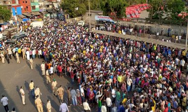 migrant workers gathered outside Bandra station 