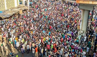 migrant workers gathered outside Bandra station 