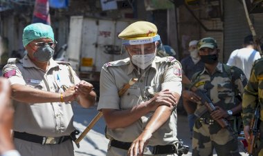 Delhi Policemen Sanitizing Themselves (Photo: PTI)