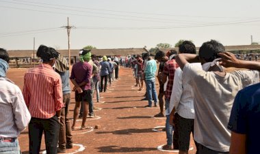 छग में शराब दुकान के सामने लगी कतार