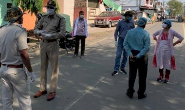 सागर के कंटेंटमेंट क्षेत्र में अधिकारी।