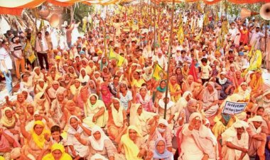 बादल गांव में प्रकाश सिंह बादल के घर के बाहर किसानों का धरना बादल गांव में प्रकाश सिंह बादल के घर के बाहर किसानों का धरना