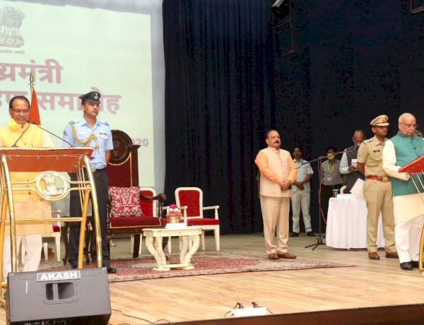 shivraj singh chouhan taking oath as a cm