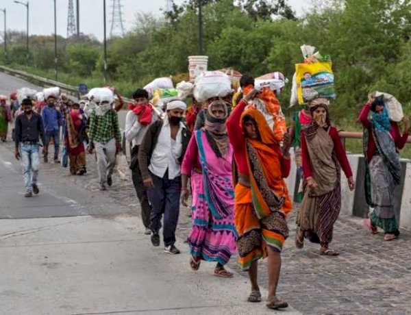 marginalized people going back to home on foot 