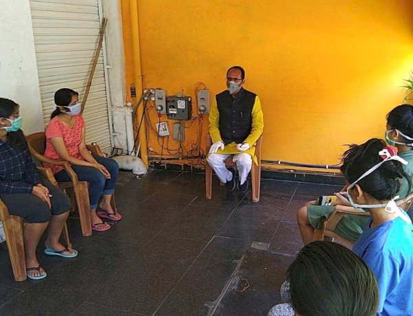 CM shivraj singh chouhan met girls in hostels CM shivraj singh chouhan met girls in hostels