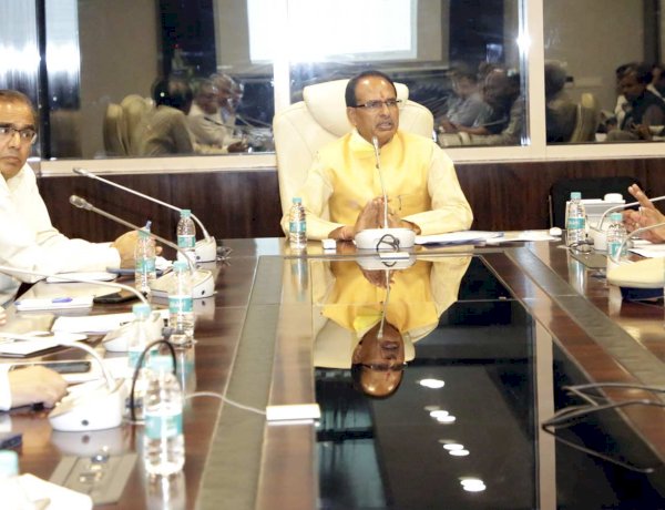 MP CM Shivraj singh chouhan in review meeting MP CM Shivraj singh chouhan in review meeting