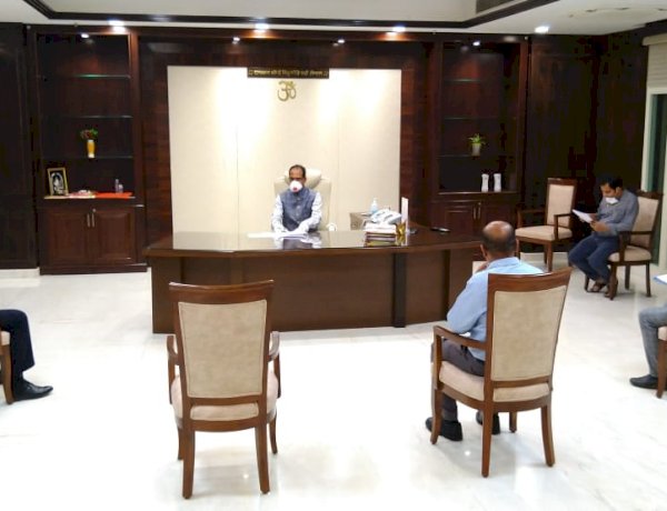 CM shivraj singh chouhan in officers meeting CM shivraj singh chouhan in officers meeting