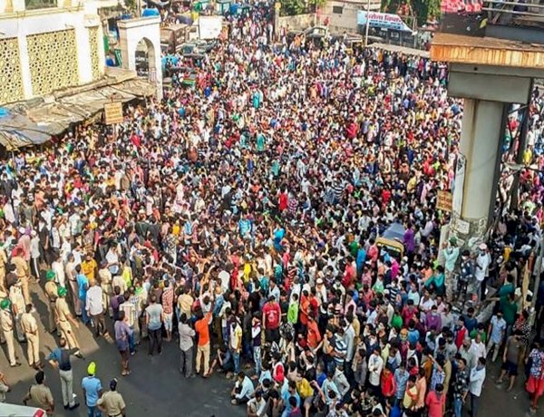 migrant workers gathered outside Bandra station 