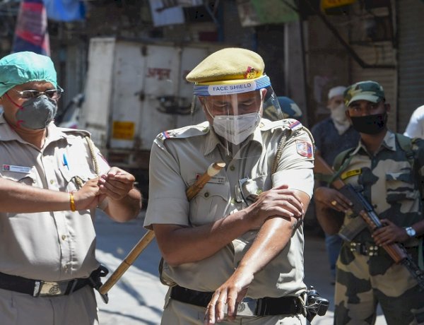 Delhi Policemen Sanitizing Themselves (Photo: PTI)