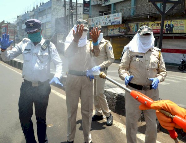 BMC worker sprays disinfectant In Bhopal (Photo: PTI)