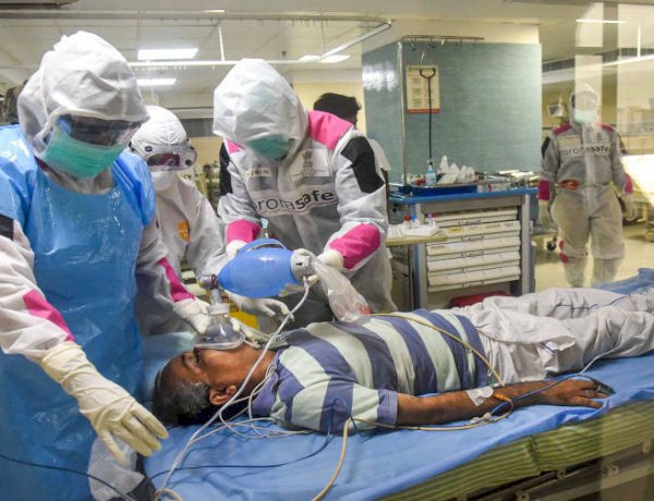 Medics undergo a mock-drill to treat COVID-19 patients (Photo: PTI)