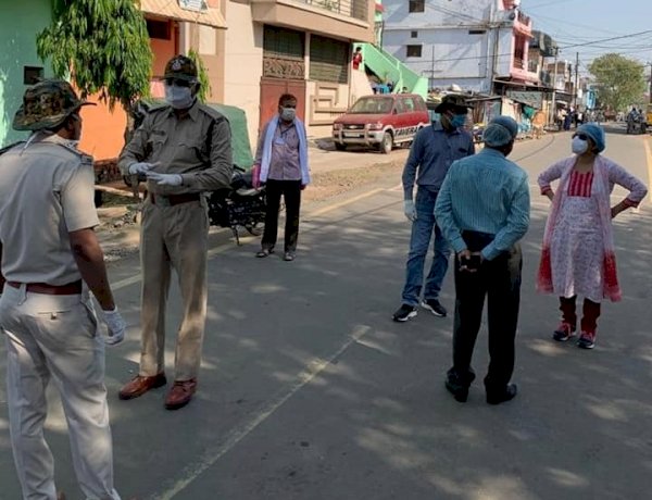 सागर के कंटेंटमेंट क्षेत्र में अधिकारी। सागर के कंटेंटमेंट क्षेत्र में अधिकारी।