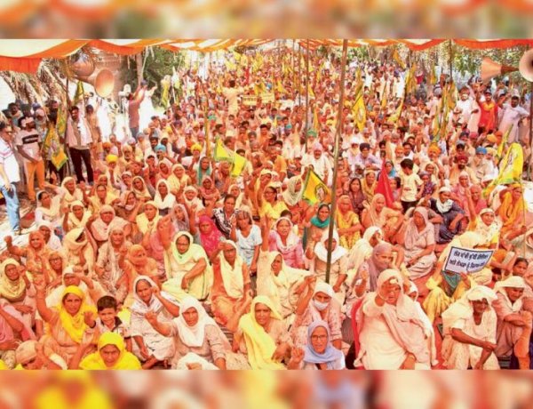 बादल गांव में प्रकाश सिंह बादल के घर के बाहर किसानों का धरना बादल गांव में प्रकाश सिंह बादल के घर के बाहर किसानों का धरना
